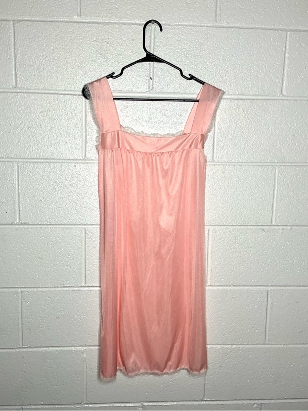 < Vintage 80’s Peachy Nylon Cottagecore Nightgown > - Picture 2 of 2
